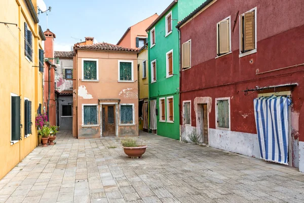 Pequeña plaza con casas de colores en Burano (Italia) ) —  Fotos de Stock