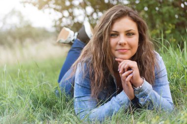 Güzel genç kız yalancı yüzünü kameraya açık havada