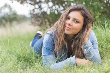 Otların arasında yalan saç el ile genç kız 