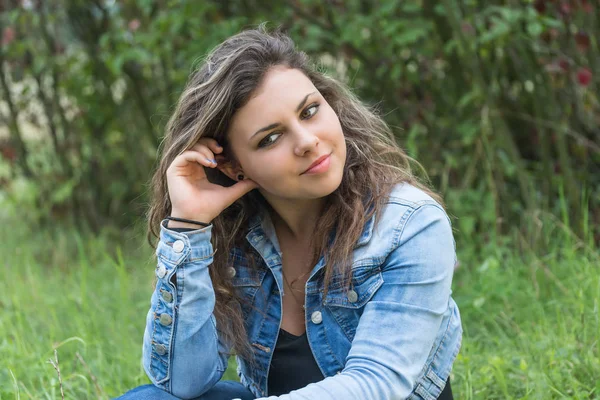 Teenager-Mädchen sitzt im Gras — Stockfoto