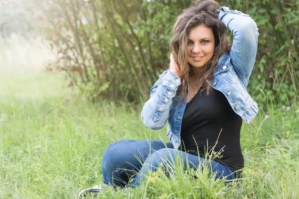 Çekici genç kız saç elinde ile gülümseyen