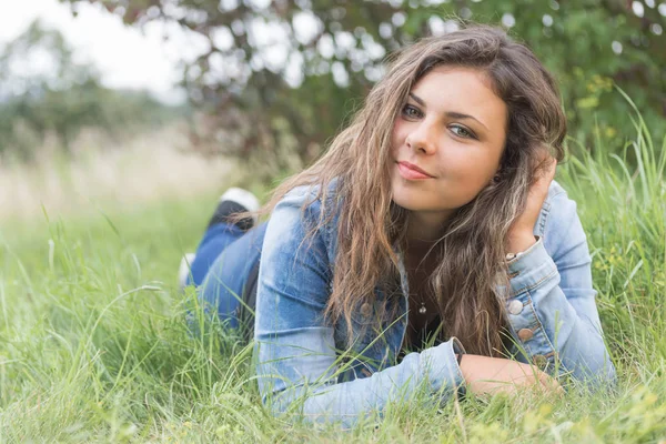 Otların arasında yalan saç el ile genç kız 