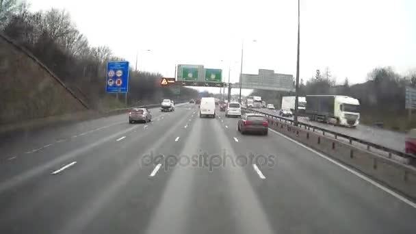 Движение на М25 с точки зрения водителя грузовика — стоковое видео