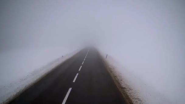 Зимний пейзаж из кабины водителя грузовика — стоковое видео