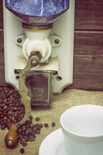 Vintage foto av kaffekopp och manuell kaffekvarn — Stockfoto