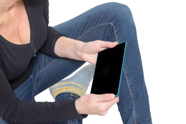 Vista lateral de ángulo alto de la mujer que sostiene la tableta — Foto de Stock