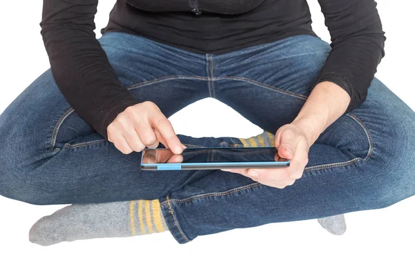 Vrouw zitten met gekruiste benen houdt tablet — Stockfoto