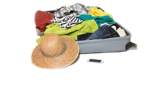 Captura de estudio de una maleta con ropa dispersa — Foto de Stock