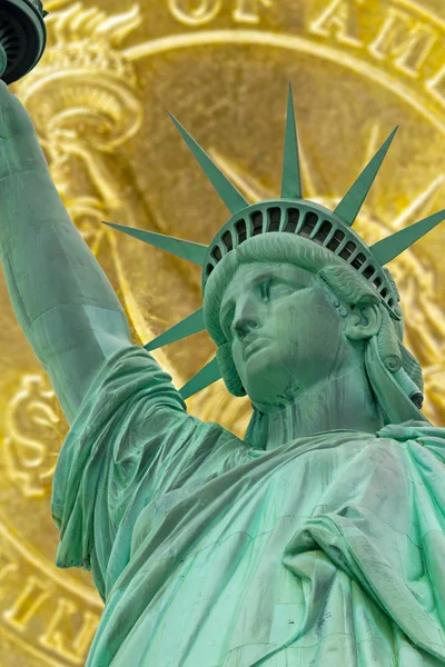 Estatua de la Libertad y un primer plano de moneda de un dólar —  Fotos de Stock
