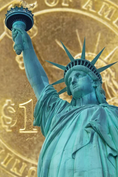 Kolaż, Statua wolności i jeden dolar monety — Zdjęcie stockowe