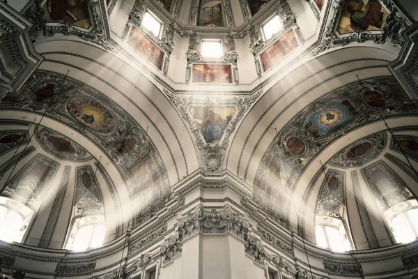 Katedral içinde ışıklar — Stok fotoğraf