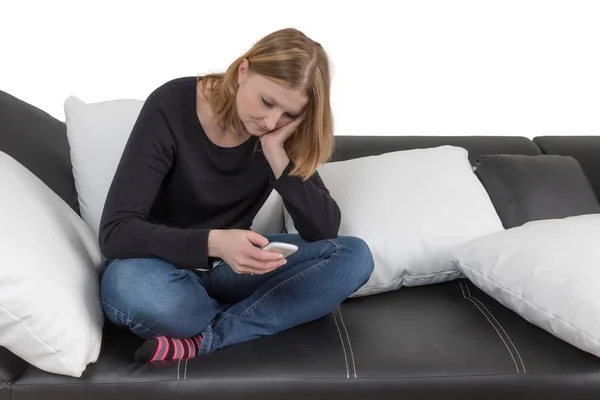Traurige junge Frau nutzt ihr Smartphone isoliert — Stockfoto