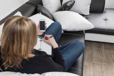 Genç kadın ev ofis