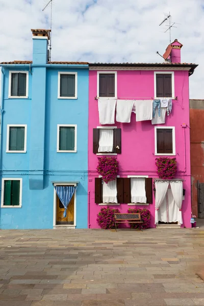 Niebieski i różowy domy na wyspie Burano (Włochy) — Zdjęcie stockowe