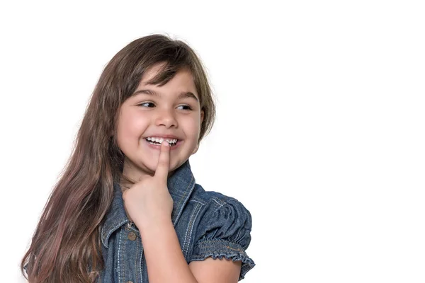 Portrait de petite fille souriante isolée sur le fond blanc — Photo