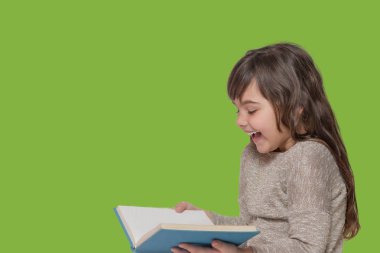 Gülümseyen küçük kız açık kitap 