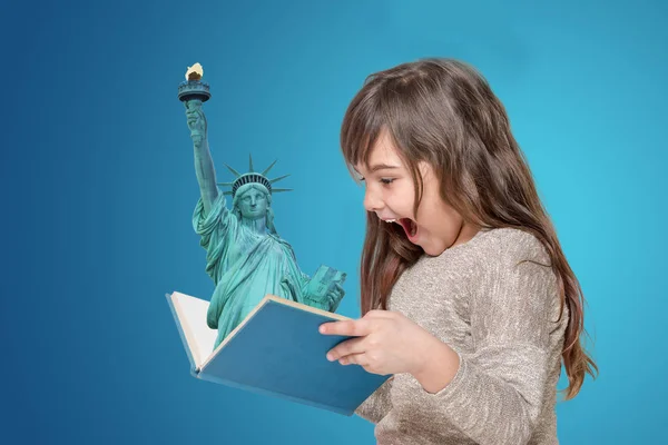 Surprise petite fille tenant livre ouvert avec Lady Liberty — Photo