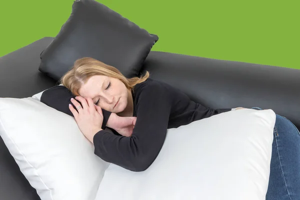 Молодая женщина спит на диване — стоковое фото