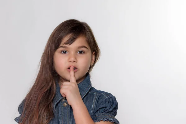 Porträt eines kleinen Mädchens gestikuliert Shush — Stockfoto