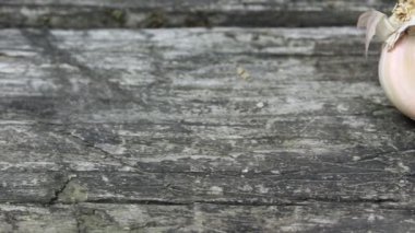 Pastırma, domates ve sarımsak ampul eski ahşap masanın üzerine dilimlenmiş