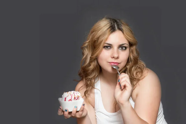 Jeune femme a une cuillère dans sa bouche fermée — Photo