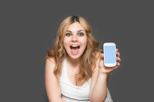 Lachend mit offenem Mund Teenager-Mädchen zeigt Smartphone — Stockfoto