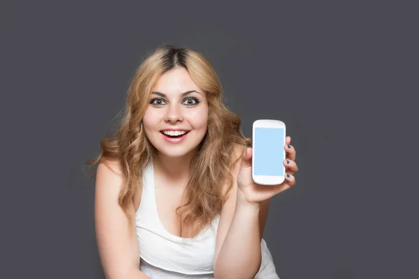 Lachendes Teenager-Mädchen zeigt ein Smartphone — Stockfoto
