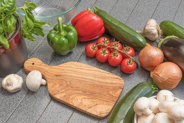Группа овощей лежит на столе — стоковое фото
