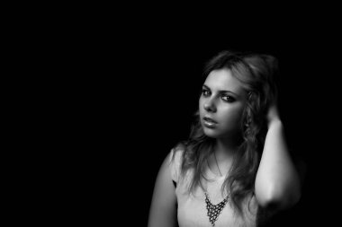 Siyah beyaz portre genç kadının el ile saç fırçalama.