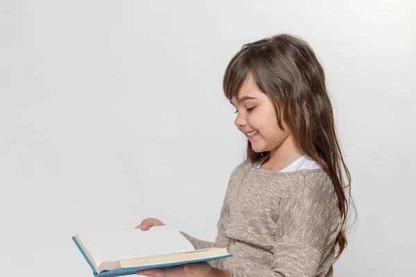 Ritratto di bambina sorridente che legge un libro — Foto Stock