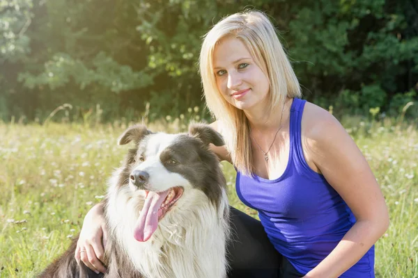 Portrait of smiling young woman with her Border Collie outside — Stock Photo, Image