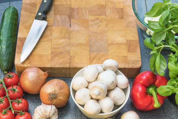 Tavola di legno, coltello e vari tipi di verdure pronti per pr — Foto Stock