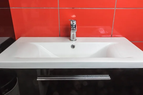 Lavabo limpio en el baño . — Foto de Stock