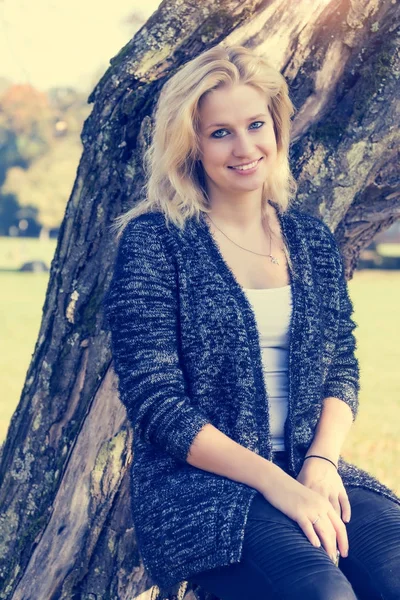Porträt einer lächelnden blonden jungen Frau — Stockfoto