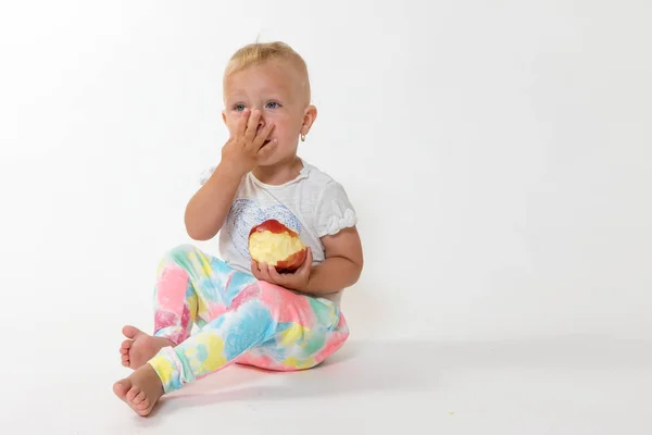 Γενική άποψη της κορίτσι μικρό παιδί που καλύπτει το στόμα με το χέρι — Φωτογραφία Αρχείου