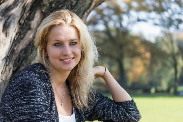 Portret van lachende jonge blonde vrouw — Stockfoto