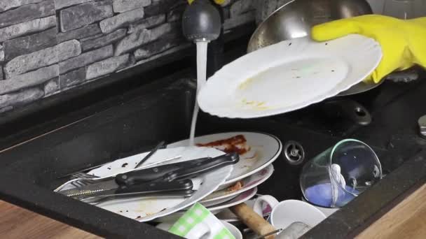 Hausfrau spült schmutziges Geschirr