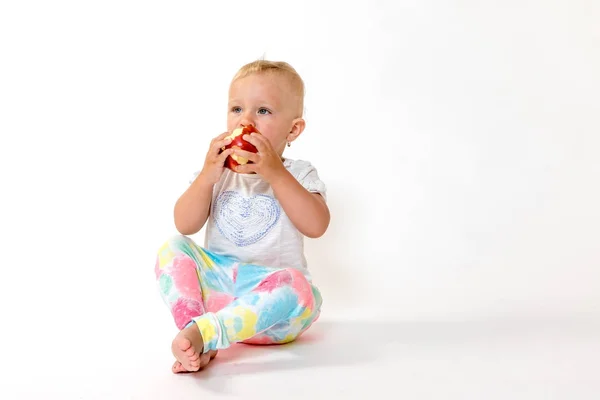 Hele weergave van peuter meisje rode appel eten — Stockfoto