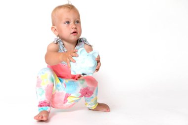 Yürümeye başlayan çocuk kız kaydetme bir kumbara gösterilen