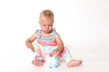 Yürümeye başlayan çocuk kız ciddi bir ifade ile s için bir para veriyor