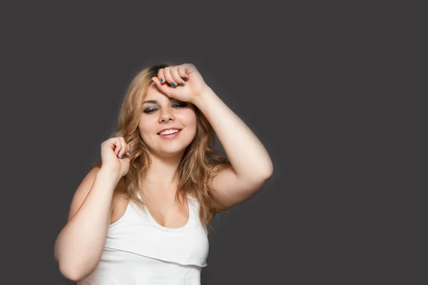 Joven de pelo largo está bailando — Foto de Stock