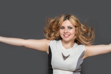 Karışık saçlı genç güzel kadın camer gülüyor