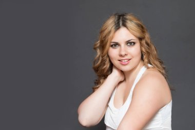 Gülümseyen genç uzun saçlı kadın portresi Önden Görünüm