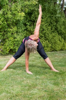 Ön viraj poz sarışın kadın kıdemli