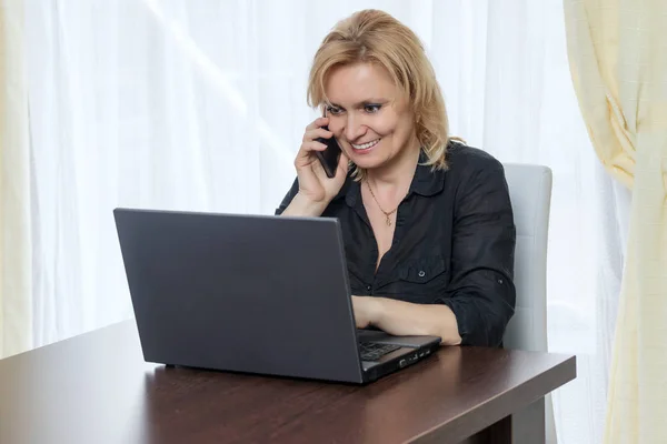 Lachende midden leeftijd vrouw eist thuis — Stockfoto