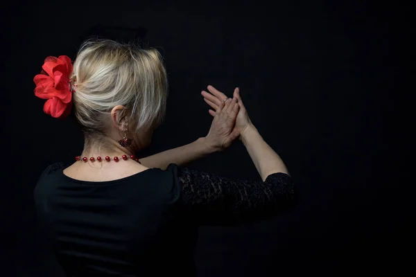 Low Key foto van flamencodanseres klappen in het ritme — Stockfoto