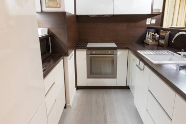Beyaz ve kahverengi renk tasarım modern mutfak