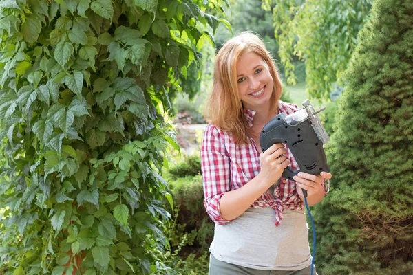 Sorrindo atraente jovem mulher está mostrando gabarito viu ao ar livre — Fotografia de Stock