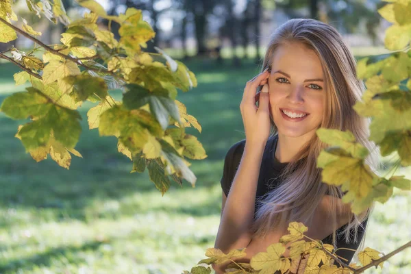 Ritratto di giovane ragazza attraente sorridente che posa all'aperto — Foto Stock