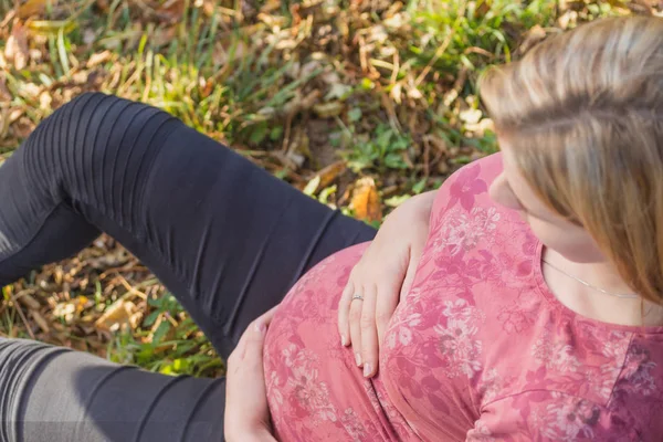 Vue du dessus de la jeune femme enceinte assise — Photo